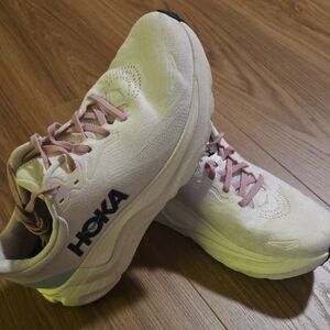 Women's Hoka Arahi Shoes Cream And Pink Size 8.5